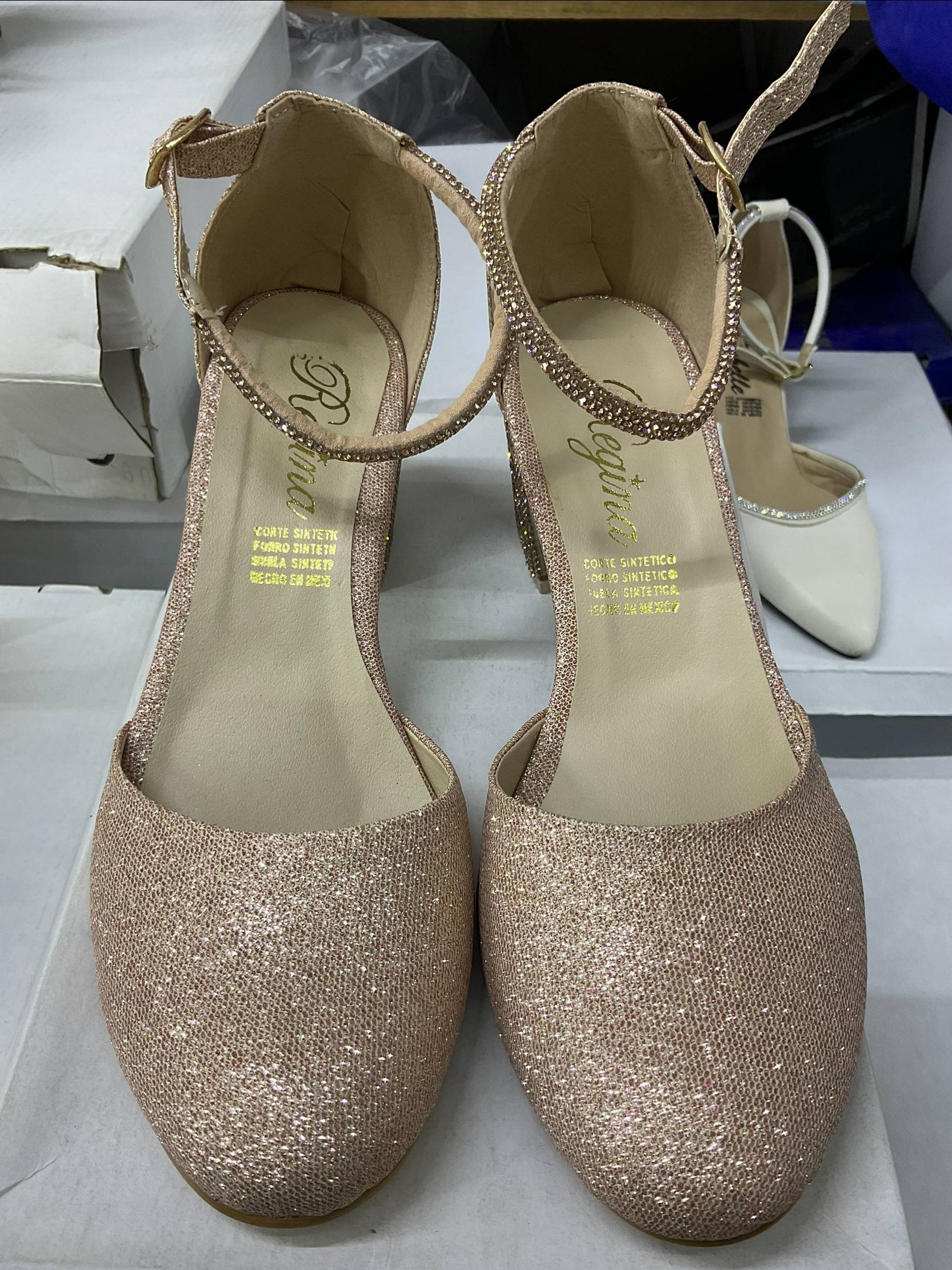 Zapatillas Cerradas en Punta Redonda con Tacón de Pedrería